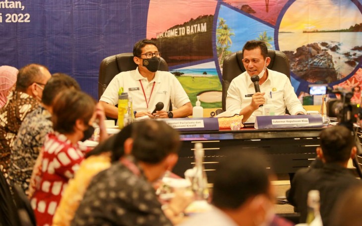 Menparekraf RI Sandiaga Uno didampingi Gubernur Kepri H. Ansar Ahmad saat memimpin Video Conference Meeting Travel Bubble 