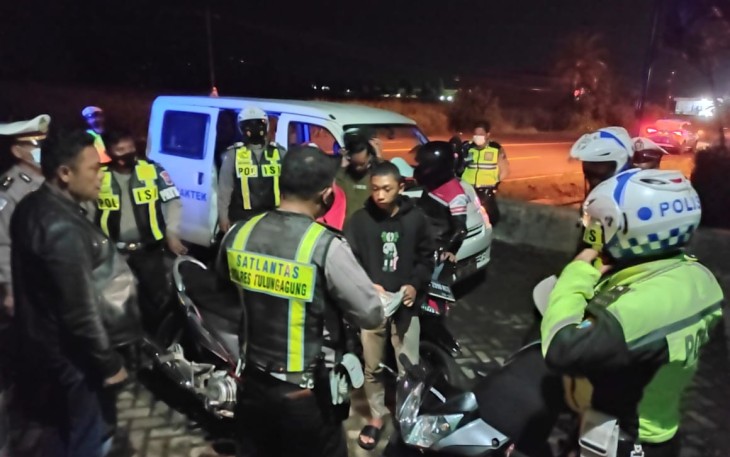 Kegiatan Rutin Yang Ditingkatkan (KRYD) patroli blue light Polres Tulungagung, Sabtu (22/01/2022) malam