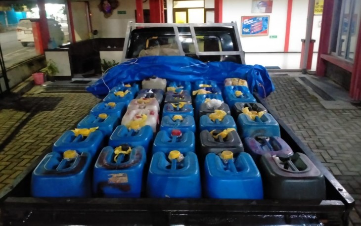 Caption: Ratusan liter arak asal Rembang yang berhasil diamankan Satresnarkoba Polres Blora