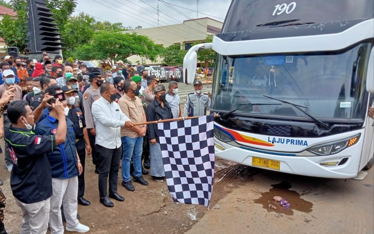 Bupati Karanganyar Juliyatmono (bentangkan bendera) saat memimpin launching pengoperasian 12 PO bus AKAP berkelas VIP jurusan Jatipuro -  Jabodetabek dan Bandung, Minggu (23/1/2022)