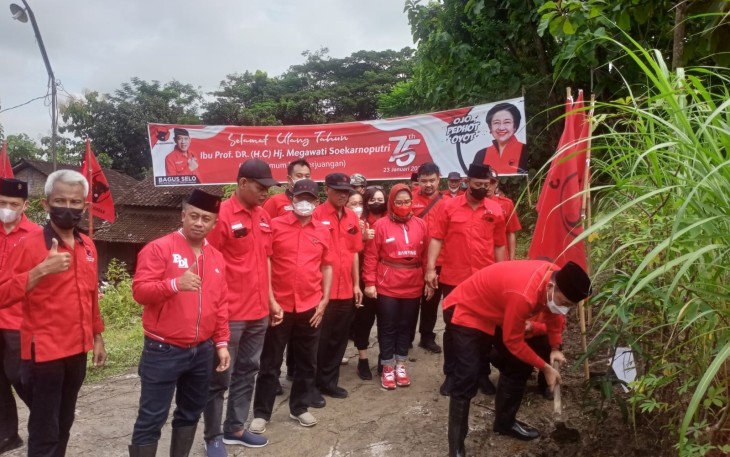 Ketua DPC PDI P Karanganyar Bagus Selo saat memimpin aksi penanaman pohon dalam rangka peringatan HUT ke-49 PDI Perjuangan, di kawasan Hutan Krendowahono Karanganyar, Minggu (23/1/2022)