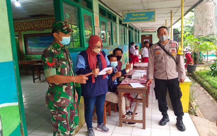 Personil Polsek Kaliwungu saat monitoring giat vaksinasi Anak di SD Negeri Darupono