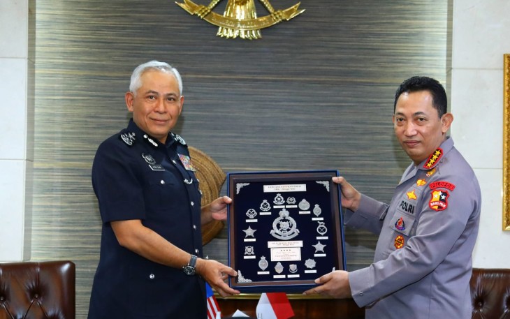 Kapolri Jenderal Listyo Sigit Prabowo bertemu Kepala Kepolisian Malaysia (Inspector General of Police) Tan Sri Acryl Sani bin Abdullah Sani, di Mabes Polri, Jakarta Selatan, Selasa (25/1/2022). 
