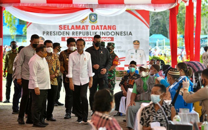 Presiden RI, Joko Widodo saat peninjauan vaksinasi di Simpang Lagoi, Bintan, Selasa (25/1/2022)