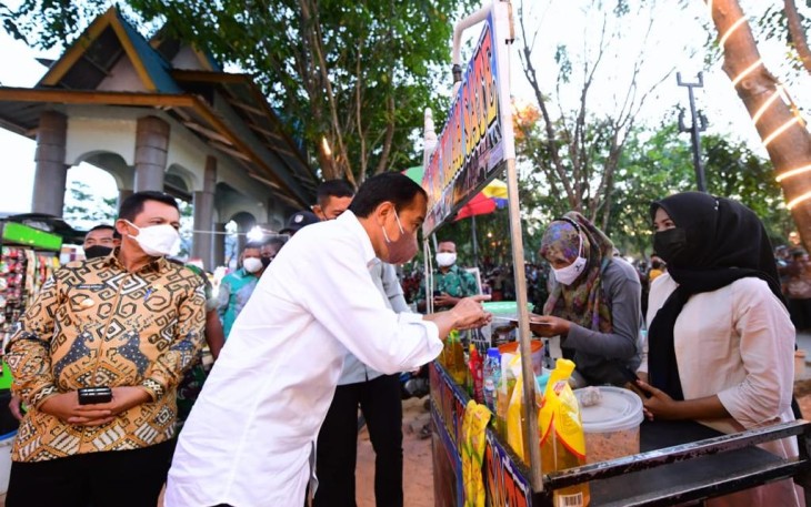 Presiden Joko Widodo mengakhiri kunjungan di Kepri dengan membagikan bantuan kepada pedagang di Taman Batu 10, Bintan Center, Tanjungpinang