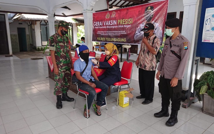 Vaksinasi di Balai Desa Dono, Kabupaten Tulungagung