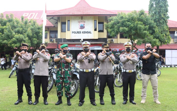 Kapolres Kendal bersama Dirlantas Polda Jateng, usai melaunching Tim Handal, di Mapolres Kendal, Jumat (28/1/2022)