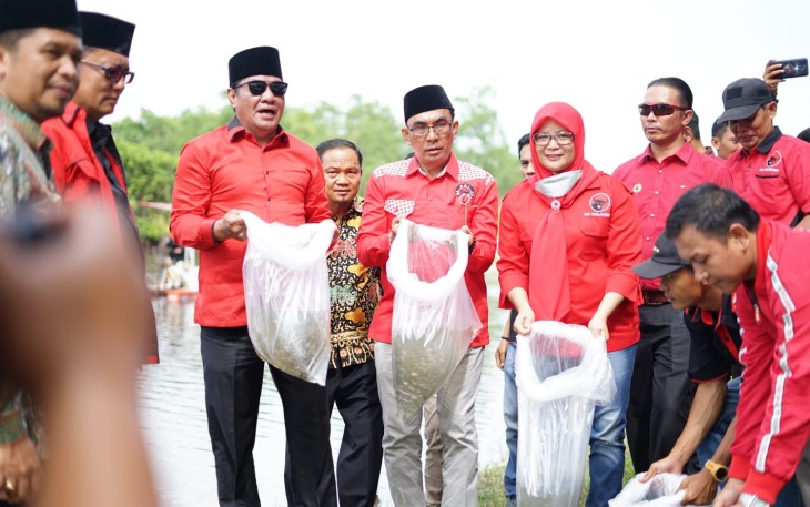 Wagub Rosjonsyah tebar 10.000 benih ikan Nila di Danau Kembar, Desa Tanjung Agung Kecamatan Maje