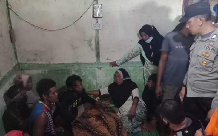 Penyerahan korban hanyut ke pihak keluarga