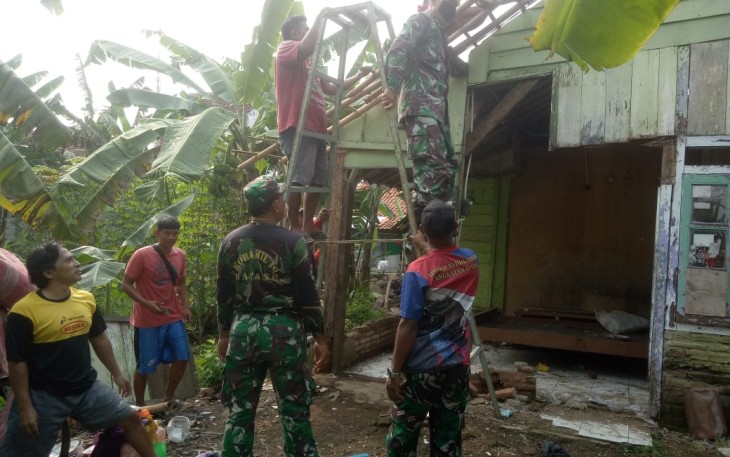 Bedah Rumah Tidak Layak Huni milik Wartini, oleh Anggota Koramil Batang bersama warga