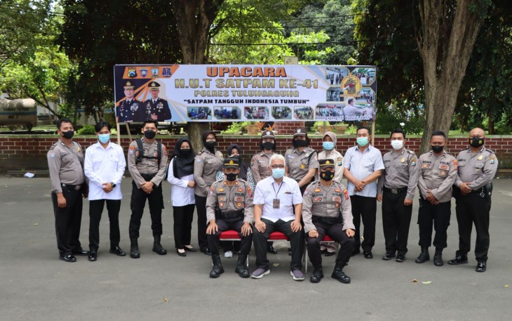 Foto bersama Kapolres Tulungagung usai upacara HUT ke-41 Satpam