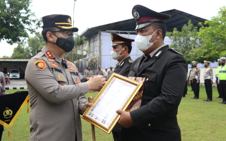Kapolres Kendal AKBP Yuniar Ariefianto SH SIK MH, saat penyerahan penghargaan
