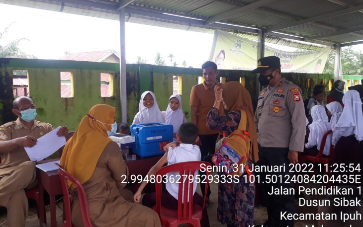 Vaksinasi oleh Polsek Mukomuko Selatan, di Kecamatan Ipuh