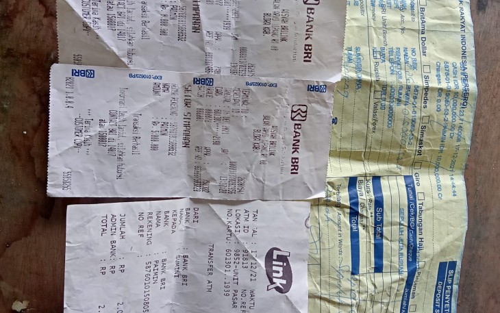 Sejumlah bukti transfer uang dari keluarga Deni kepada Paimin
