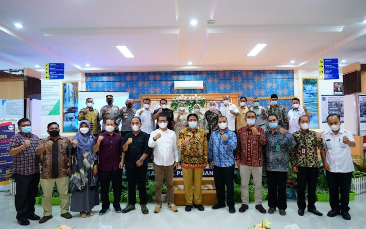 Foto bersama Deputi bidang pelayanan publik Kemenpan RB di Tebing Tinggi
