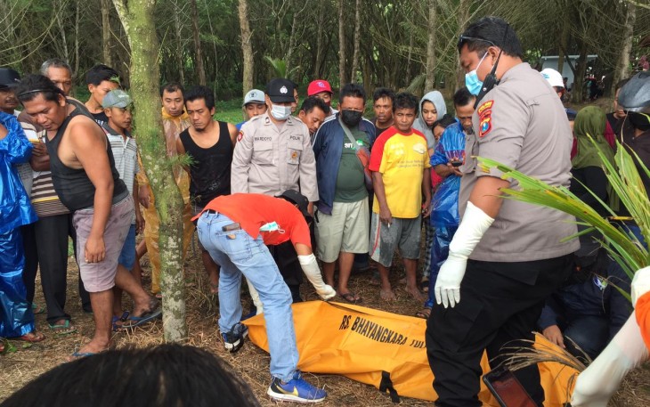 Proses evakuasi tiga anak tenggelam di Tulungagung