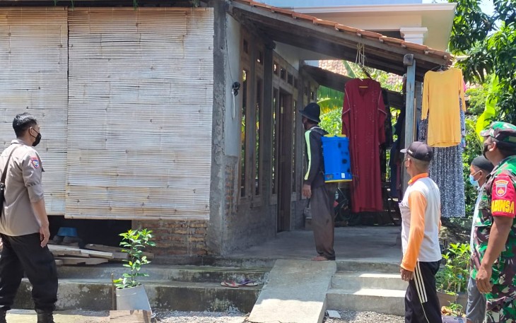 Penyemprotan cairan disinfektan di pemukiman warga, oleh Forkopimcam Pageruyung