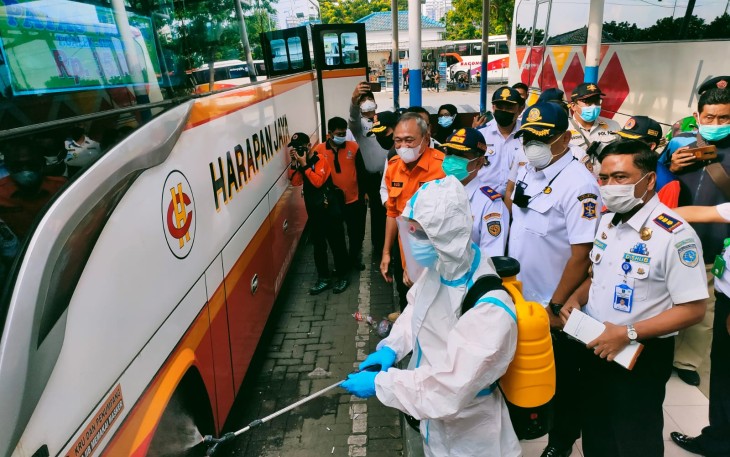 Penyemprotan disinfektan dan pembagian masker di Terminal Purabaya, Sidoarjo