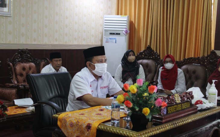 Sekda Hamka Sabri, saat mengikuti Rapat Koordinasi perihal Peta Jalan (Roadmap) Pengendalian Inflasi daerah periode Tahun 2022-2024, secara virtual