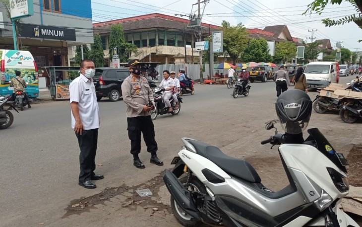Penyemprotan disinfektan oleh Forkopimcam Weleri