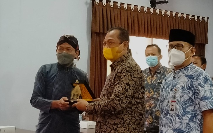 Sekwan Trenggalek, Muhtarom (kiri), Sardjono (tengah), saat bertukar cindera mata usai kunjungan kerja, di Kabupaten Trenggalek, Kamis (3/2/2022) (Foto : Hardi Rangga, klikwarta.com).