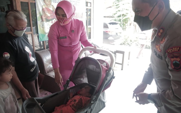 Kapolres Klaten saat menyerahkan bantuan kepada Radit, penyandang disabilitas