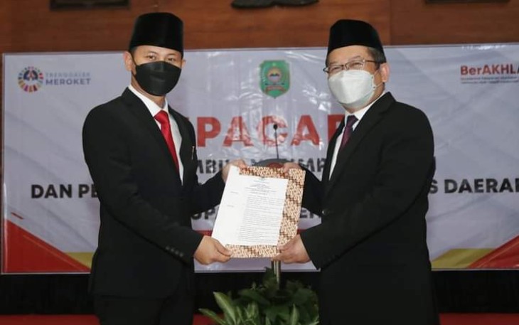 Bupati Trenggalek, Mochamad Nur Arifin (kiri), saat memberikan Surat Keputusan Gubernur Jatim, kepada Andriyanto (kanan) Pejabat Sekdakab Trenggalek, Jum'at (4/2/2022) (Foto : Hardi Rangga, klikwarta.com).