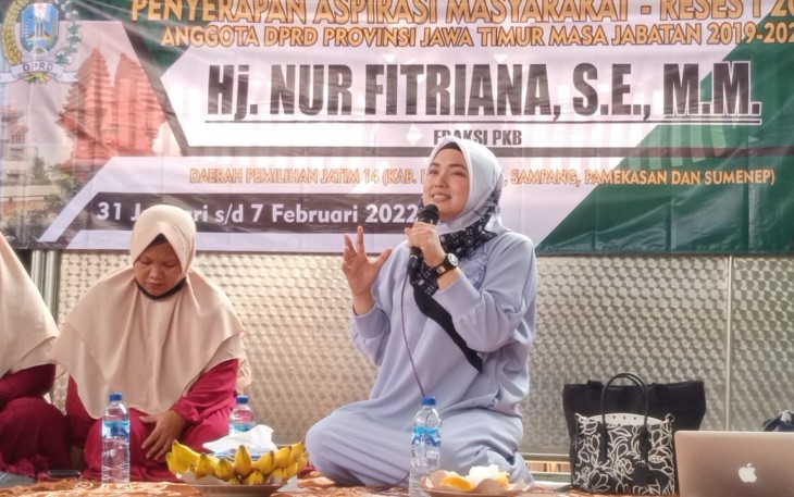 Anggota DPRD Jatim dapil XIV (Madura) Nur Fitriana saat jaring aspirasi masyarakat, di Desa Aengbaja Kenek, Kecamatan Bluto, Sumenep