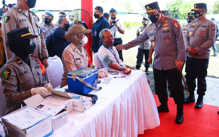 Kapolri Jenderal Listyo Sigit Prabowo, saat meninjau kegiatan akselerasi vaksinasi serentak di seluruh Indonesia dengan hadir secara langsung di Bintan, Kepulauan Riau, Rabu (9/2/2022)