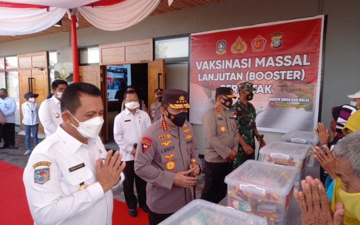 Kapolri dan Gubernur Kepri saat meninjau vaksinasi massal lanjutan (booster) serentak di Natra Resort, Lagoi, Kepulauan Riau,