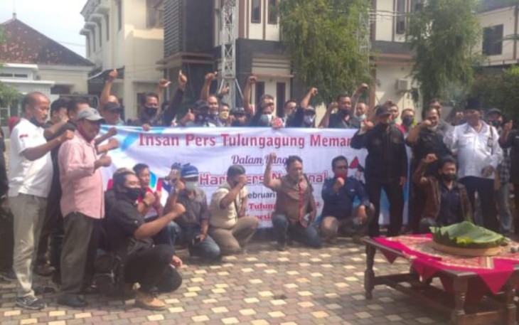 insan Pers Tulungagung mengadakan kegiatan potong tumpeng dan menyampaikan aspirasi, di halaman DPRD Kabupaten 