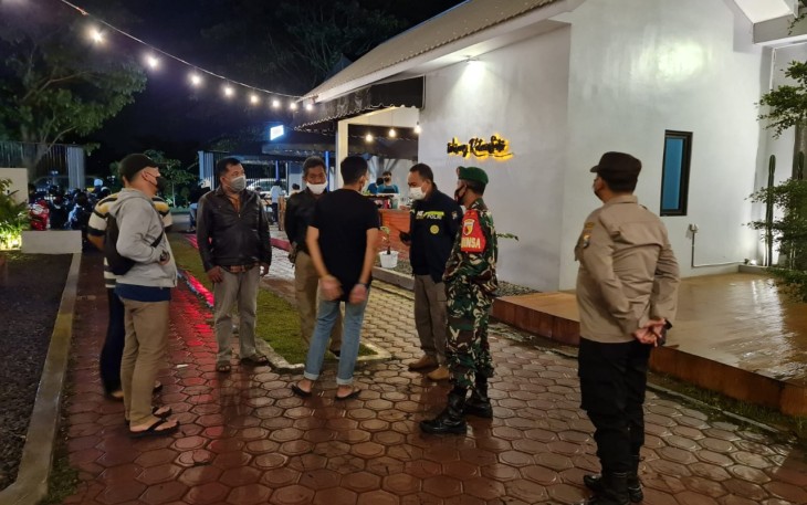 Anggota Polsek Kedungwaru Polres Tulungagung, saat melaksanakan patroli bermotor protokol kesehatan masyarakat (Pamor Keris) 