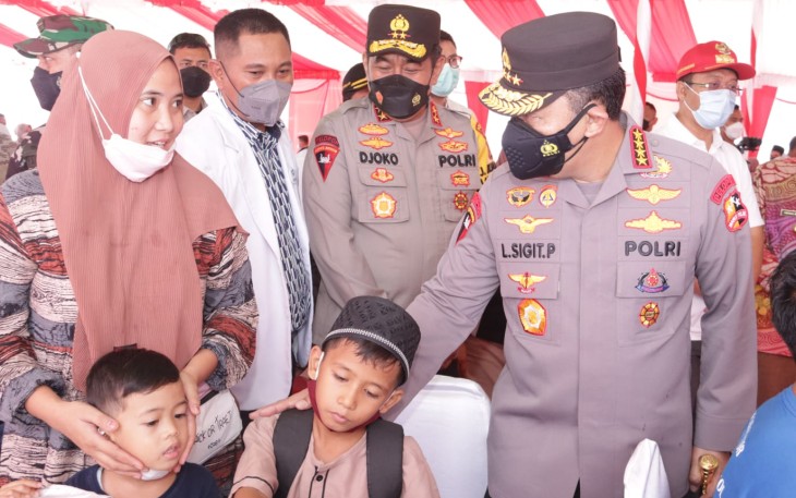 Kapolri Jenderal Listyo Sigit Prabowo, saat meninjau pelaksanaan vaksinasi di RS Mandalika, Pujut, Lombok Tengah, NTB