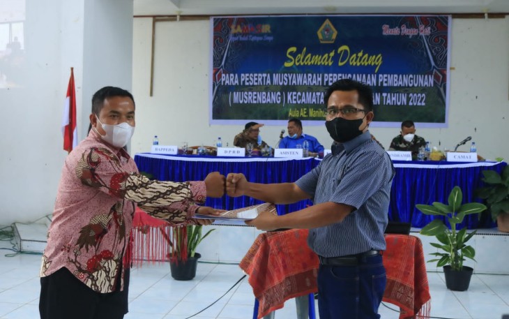 Serah terima berita acara Musrenbang Kecamatan Pangururan Kabupaten Samosir