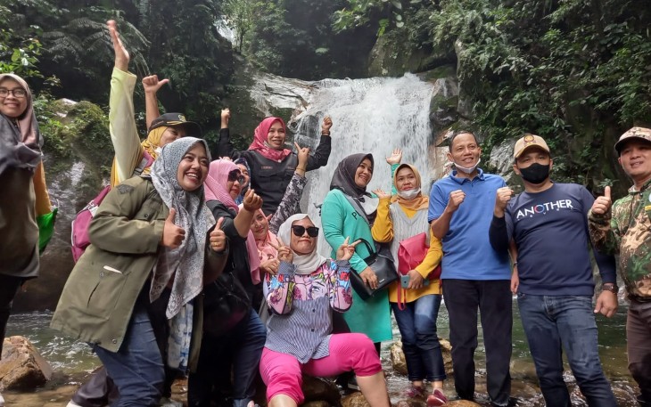 Wabup Pasaman beserta rombongan saat mengunjungi sekaligus menikmati keindahan Air terjun Cighocai