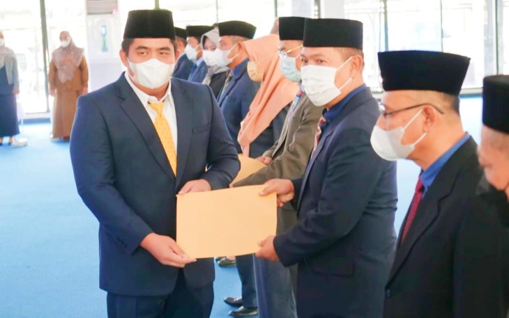 Pelantikan 13 pejabat pimpinan tinggi pratama di Aula Utama Kantor Bupati Bintan, oleh Plt Bupati Bintan