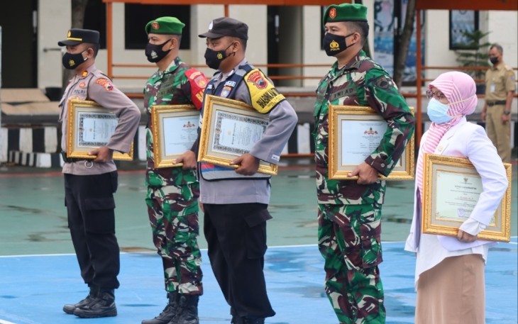 Penyerahan penghargaan dedikasi kepada  Bhabinkamtibmas, Babinsa dan Nakes di Kabupaten  Karanganyar