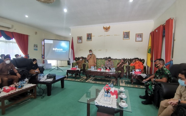 Rapat koordinasi Satgas Covid bersama Forkompinda Lingga, di Gedung Daerah Dabo Singkep, Senin (14/02/2022)