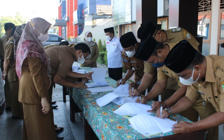 Penandatanganan Perjanjian Kinerja Pejabat Eselon III dan Eselon IV/Sub Koordinator Fungsional di Lingkungan Dinas Dukcapil Provinsi Bengkulu
