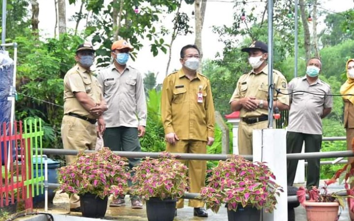 Penjabat Sekda Kabupaten Trenggalek, Dr. Andriyanto, SH., M.Kes, saat mengunjungi Desa wisata pertanian terpadu, Desa Gading, Selasa (15/2/2022) (Foto : Hardi Rangga, klikwarta.com)