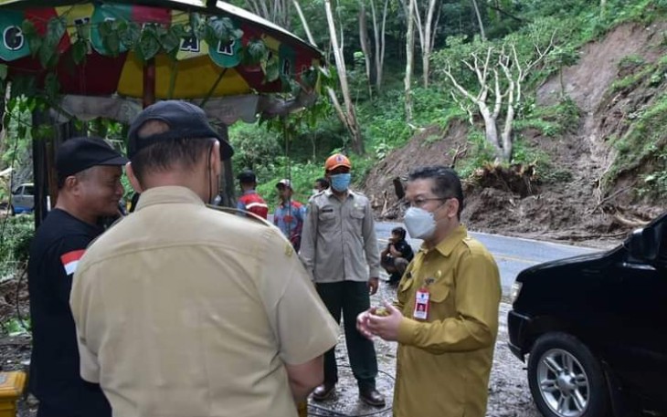 Penjabat Sekda Kabupaten Trenggalek, Dr. Andriyanto, SH., M.Kes., saat meninjau lokasi bencana longsor di KM 16-18 Jalan Nasional Raya Trenggalek-Ponorogo, Selasa (15/2/2022) (Foto : Hardi Rangga, klikwarta.com)