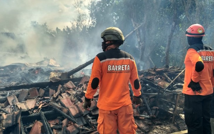 Proses pemadaman dibantu relawan