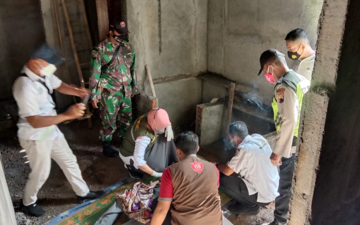 Proses evakuasi korban gantung diri di Desa Sawangan, Gringsing Kabupaten Batang