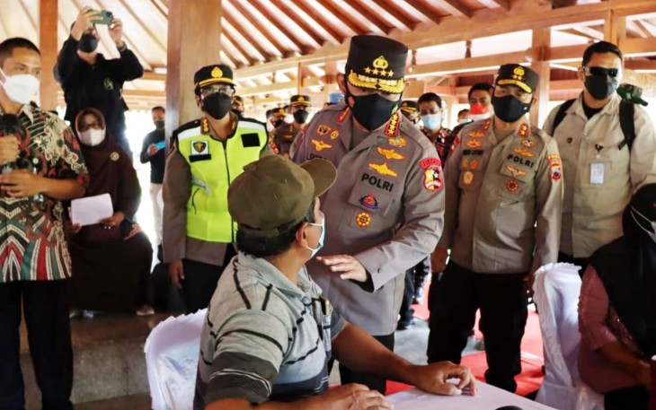 Kapolri meninjau secara langsung pelaksanaan vaksinasi di kawasan Candi Borobudur, Magelang, Jawa Tengah
