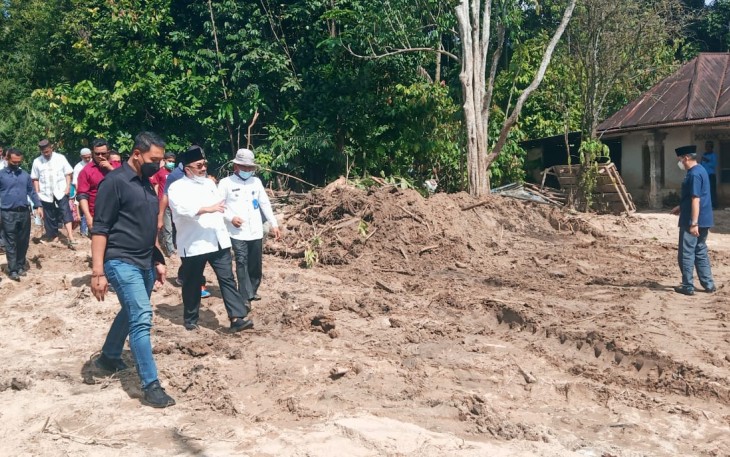 Bupati Pasaman saat meninjau lokasi banjir di Jorong Lundar