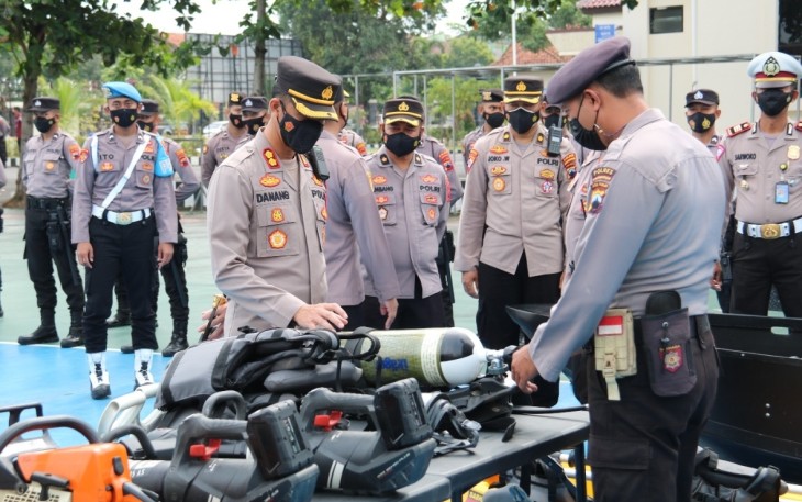 Kapolres Karanganyar, AKBP Danang Kuswoyo, saat melakukan pengecekan peralatan milik SAR Polres Karanganyar di Lapangan Wirasatya, Senin (21/2/2022) pagi.