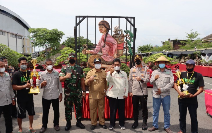 Pameran dan kontes Bonsai Nasional piala Bupati Tulungagung di halaman parkir GOR Lembu Peteng