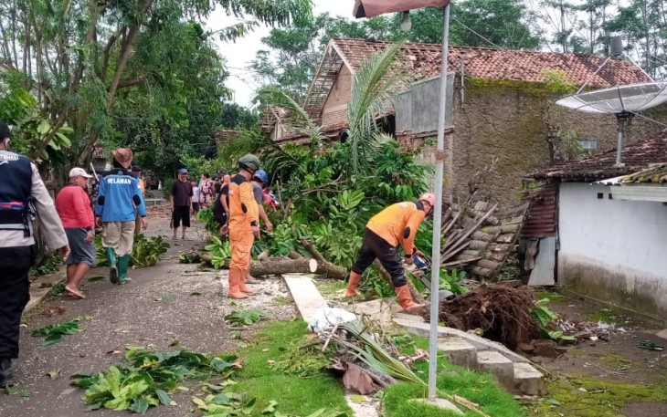 Sejumlah relawan tampak bantu warga terdampak angin puting beliung
