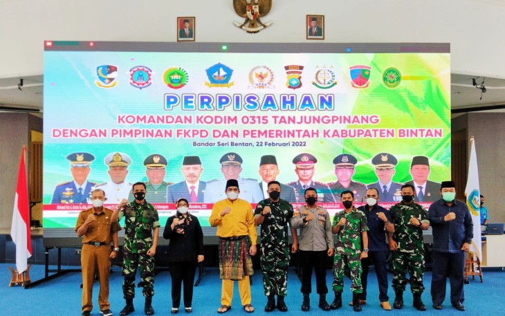 Foto bersama acara perpisahan Dandim 0315/Tanjungpinang 