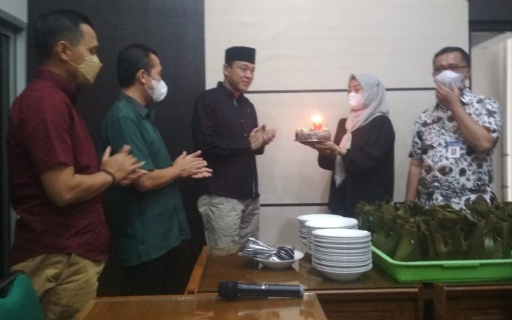 Ketua DPRD Karanganyar, Bagus Selo (berpeci hitam) saat merayakan ulang tahun ke-55